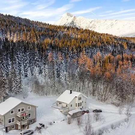 Main Floor, Lyngen Alps, Sauna Included Lyngseidet