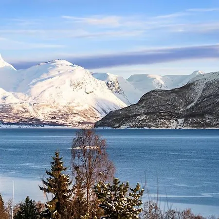 Main Floor, Lyngen Alps, Sauna Included Lyngseidet