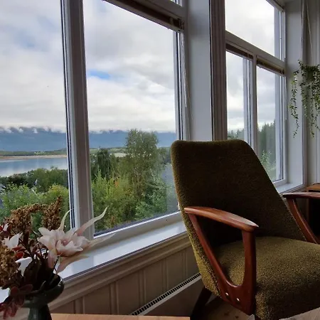 Main Floor In The Lyngen Alps, Whole House Rentable Apartment *
