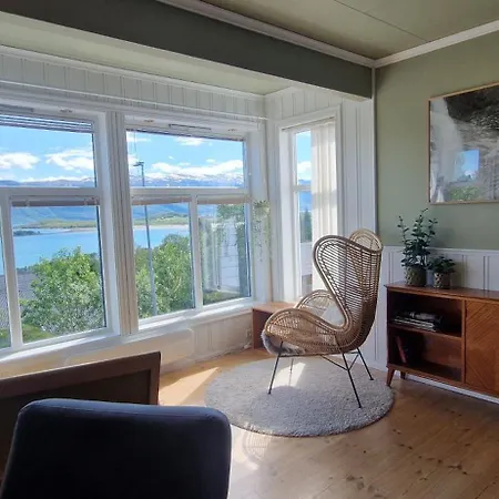 Main Floor, Lyngen Alps, Sauna Included Apartment *