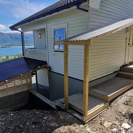 Main Floor, Lyngen Alps, Sauna Included Apartment *