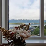 Main Floor In The Lyngen Alps, Whole House Rentable Apartmán